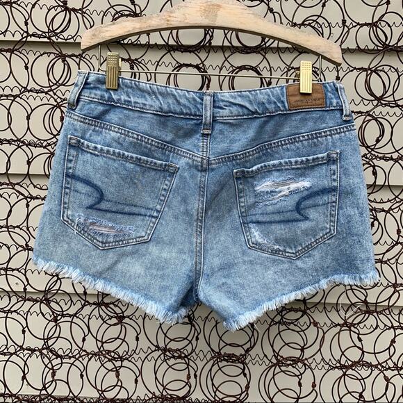 AEO Tomgirl Shortie distressed frayed jean shorts Size 4 - Picture 2 of 4